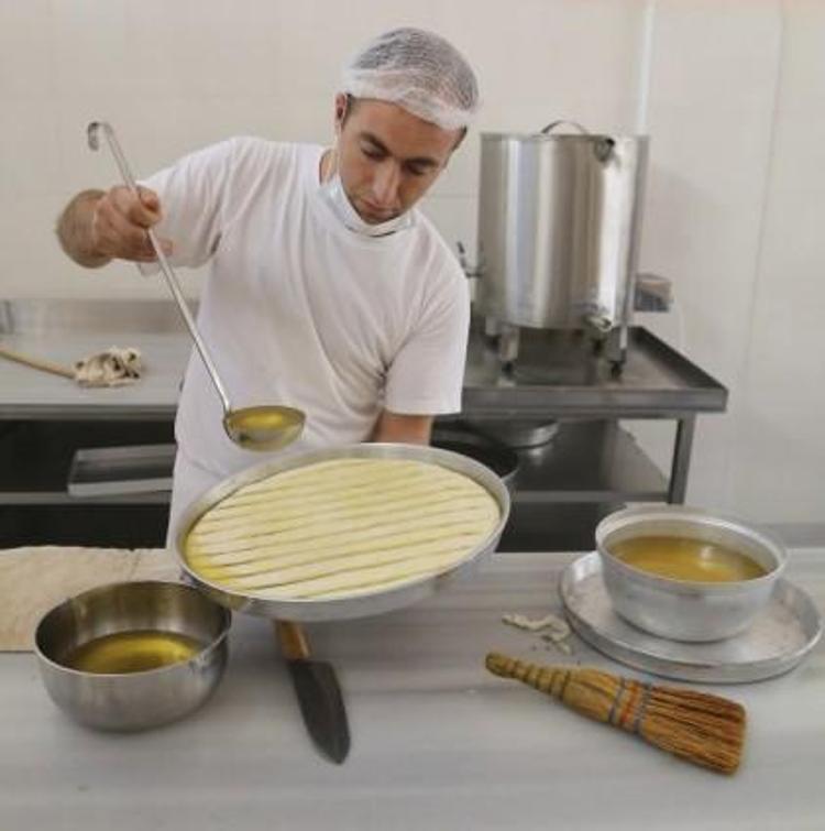 Gaziantepli ustalar baklavaları böyle hazırlıyor