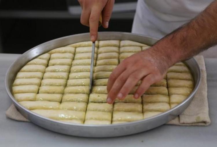 Gaziantepli ustalar baklavaları böyle hazırlıyor