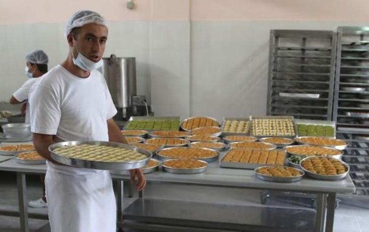 Gaziantepli ustalar baklavaları böyle hazırlıyor