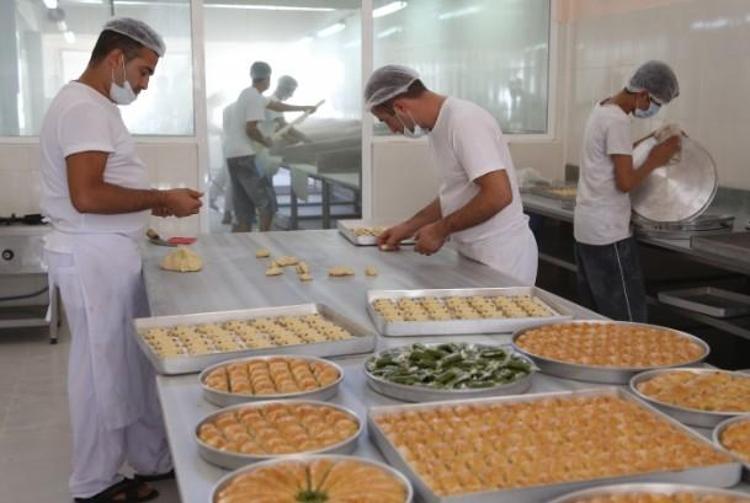 Gaziantepli ustalar baklavaları böyle hazırlıyor