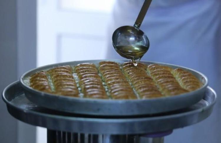 Gaziantepli ustalar baklavaları böyle hazırlıyor