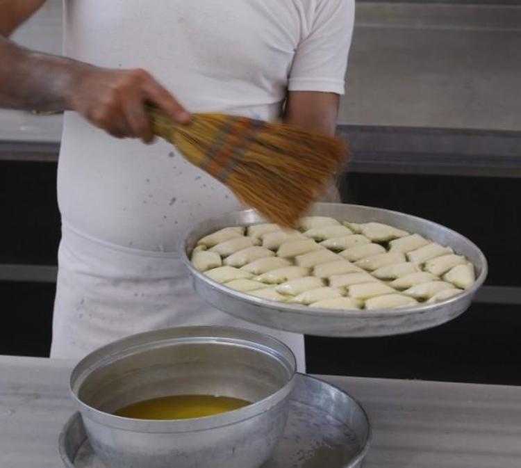 Gaziantepli ustalar baklavaları böyle hazırlıyor