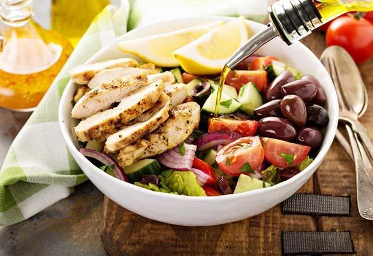 Salataya katılan limon ve sirke