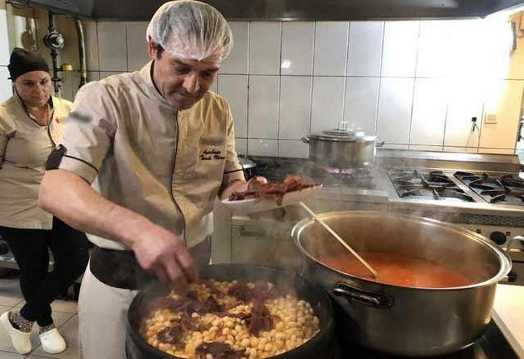 Anadolu’daki tüm kuru fasulye tariflerini aynı dükkânda topladı