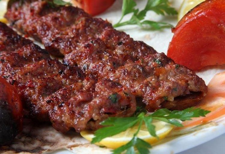Prof. Dr. Gümürdülü, “Eğer kebabı kendiniz pişirmiyorsanız kebap sefası için markalaşmış restoranları tercih edin, yani rast gele yerlerden kebap yemeyin” uyarısında bulunurken, tüketim şekli ile ilgili de “Adana usulü olmalı” tavsiyesinde bulundu.Adana usülü kebap