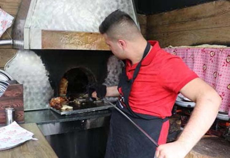 Batu, et olarak ise sadece Denizli ve yöresinde yetişen doğal besi kuzuları tercih ettiklerini vurguladı.Çatal ve bıçak kullanmadan yeniyor