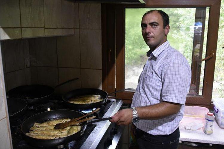 Uzmanlar, Türkiye’nin muhtelif yerlerinde yenilen alabalıkla Gümüşhane’de yenilecek alabalık arasındaki farkı “Gümüşhane’de asla çamur tadını damaklarınızda hissedemezsiniz” diyor. Gümüşhane’deki Taşkın Alabalık tesislerinde doğal kaynak suyunda üretilen alabalıklar, adeta doğal ortamda yetişmiş kadar lezzetli ve sağlıklı olarak nitelendiriliyor.“Tatilcilerimizin gelmesiyle beraber tesislerimiz dolup taşıyor”