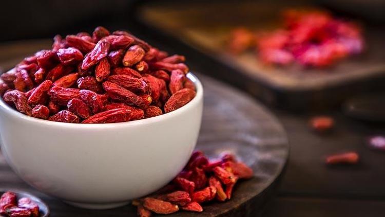 Ev yapımı fındıklı çikolata kreması ve goji meyvesi