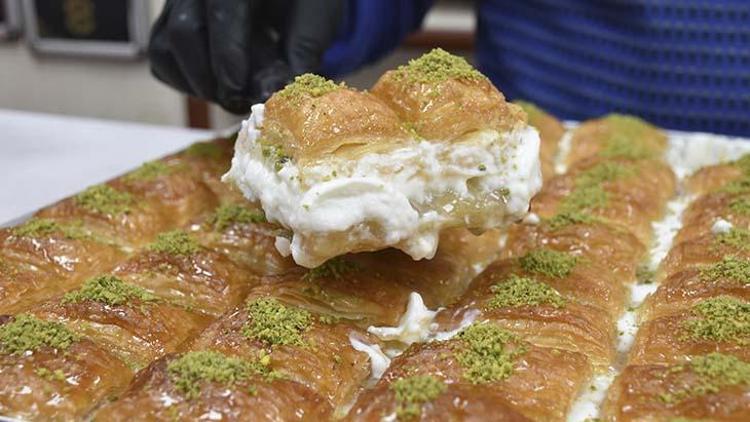 Yok böyle lezzet Afyonkarahisarın meşhur manda kaymaklı baklavası