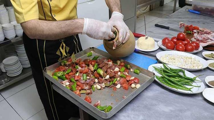 Bu nefis et testide pişiriliyor Yozgatın meşhur lezzeti testi kebabı