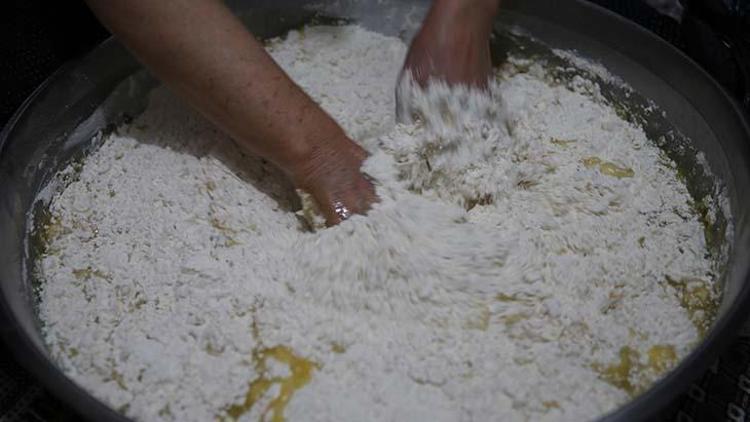 Hatayın ramazan tatlısı kömbe günde 150 tepsi pişiriliyor
