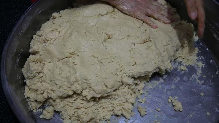 Hatayın ramazan tatlısı kömbe günde 150 tepsi pişiriliyor