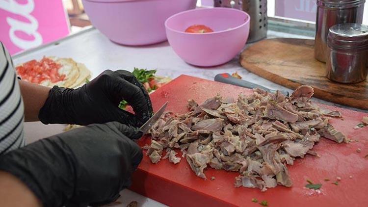 İzmirin sokak lezzeti söğüşe anne eli değdi