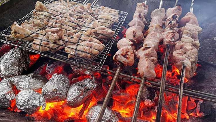 Kömürlerin üzerine su serpmek