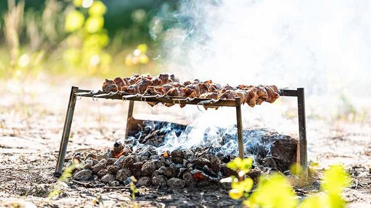 Hazırlanmamış kömür ateşinde pişirmek