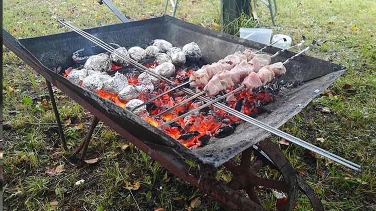 Ateşi yakarken çürümüş odun kullanmak