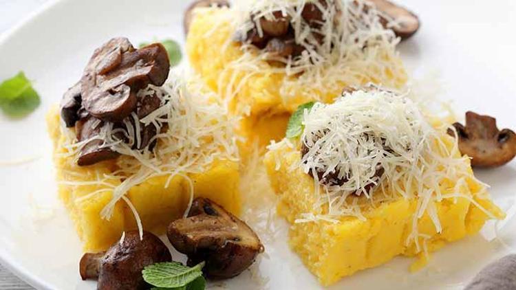 Kaşarlı polenta tarifi için malzemeler: