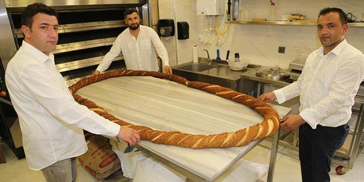 6 metre çapında dev simit ürettiler Guinness Rekorlar Kitabına girmeye hazırlanıyor