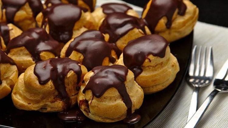 Çikolatalı profiterol için malzemeler: