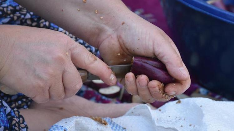 İğne ile tek tek ipe diziliyor Lezzetine doyum olmuyor