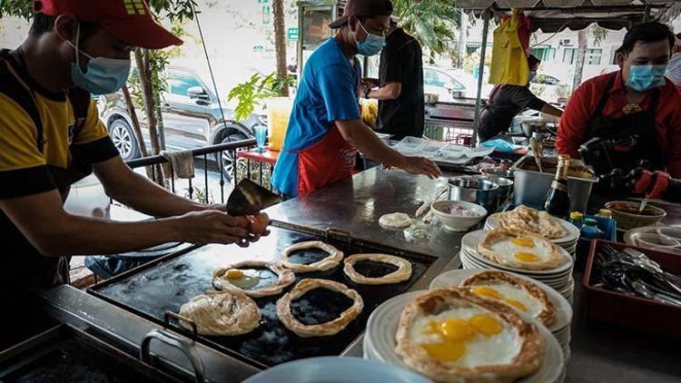 Malezyanın geleneksel yağlı bazlaması roti canai