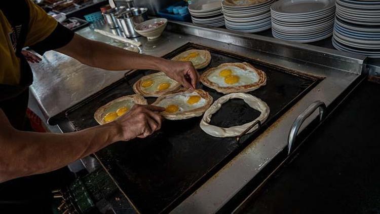 Malezyanın geleneksel yağlı bazlaması roti canai