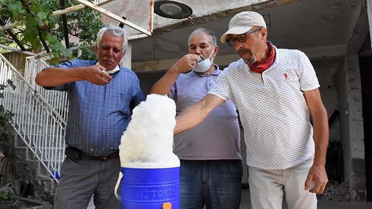 Sıcak havalarda buz gibi tüketiyorlar İşte Kayserinin asırlık lezzeti kar suyu