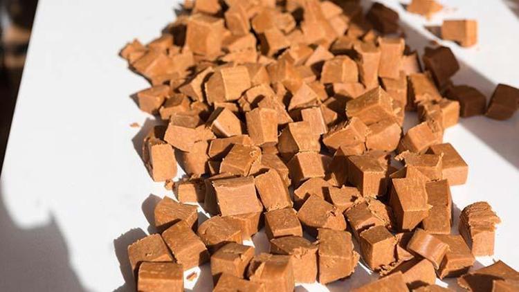 Gripten koruyan, pişirmeden hazırlanan C vitamini ve zencefil dilimleri