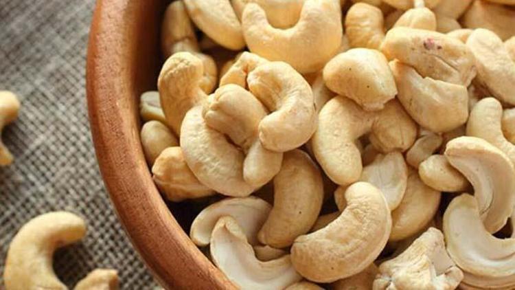 Gripten koruyan, pişirmeden hazırlanan C vitamini ve zencefil dilimleri