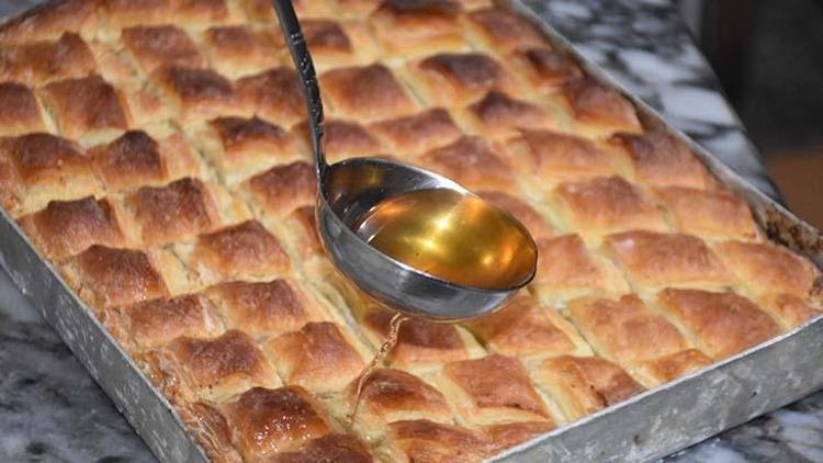 Diyabet hastalarının yiyebileceği kayısılı baklava yapıldı