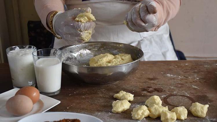 Diyabet hastalarının yiyebileceği kayısılı baklava yapıldı