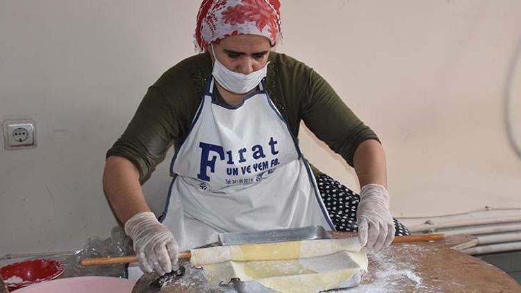 Diyabet hastalarının yiyebileceği kayısılı baklava yapıldı