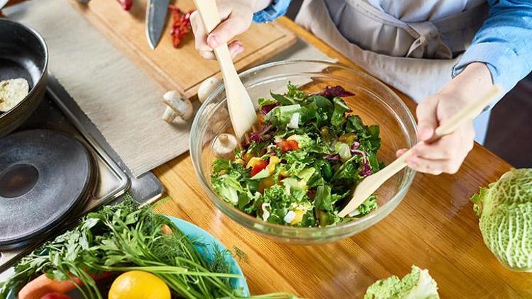 Cilde parlaklık kazandıran ve genç görünmesini sağlayan salata tarifi