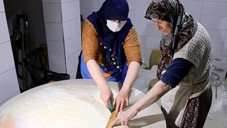 Baklavanın hamurunun ince ve çıtır olduğunu dile getiren Damlacı, şöyle konuştu: