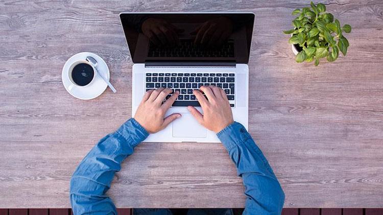 D.B.: Pandemi döneminde pek çoğumuz home office çalışıyoruz, bazılarımız hala ofislerimizdeyiz ancak bir şekilde işlerimize devam ediyoruz. Özellikle bu dönemde daha iyi hissetmek ve verimli çalışmak için çalışma masamızda veya çalıştığımız odada nasıl bir düzen kurmalıyız