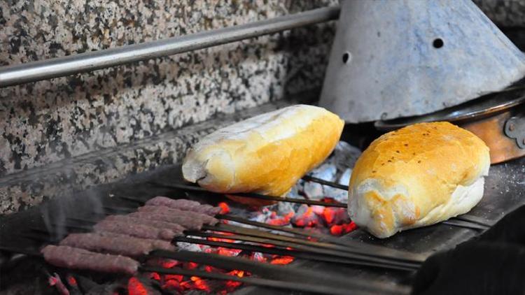 300 yıllık lezzet Manisa kebabı ekmek arasına girdi