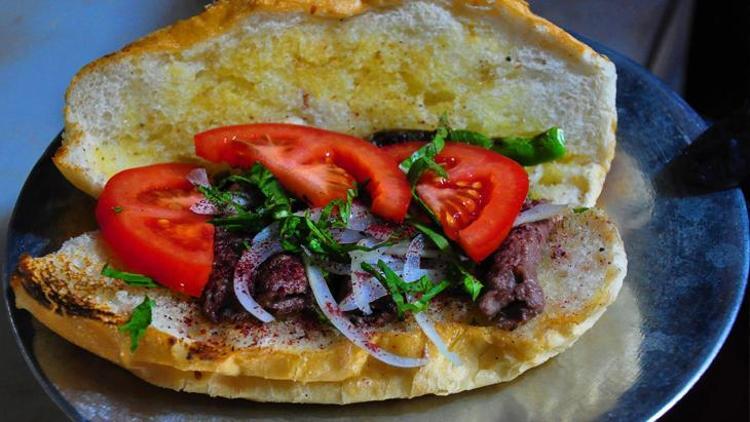 300 yıllık lezzet Manisa kebabı ekmek arasına girdi