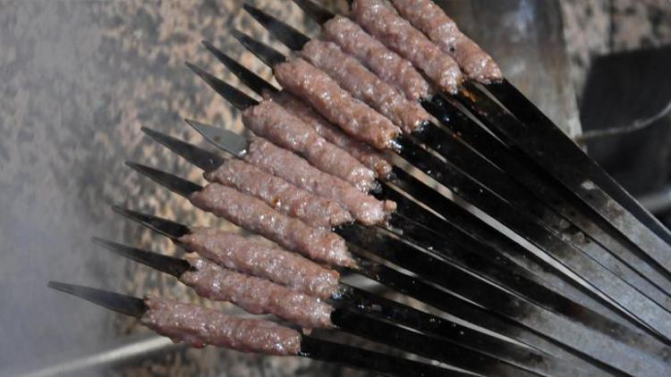 300 yıllık lezzet Manisa kebabı ekmek arasına girdi