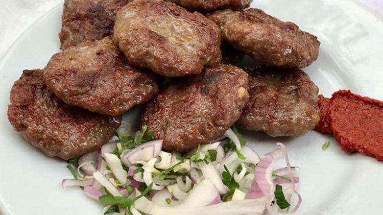 Hazır köfte-kebap uyarısı: İçine taşlık katıp bici bici boyasıyla renk veriyorlar
