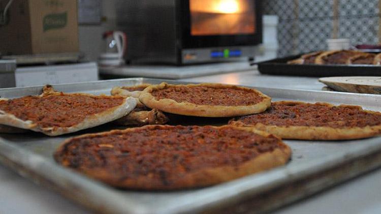 Yulaf unundan yapılan bu lahmacun kilo aldırmıyor