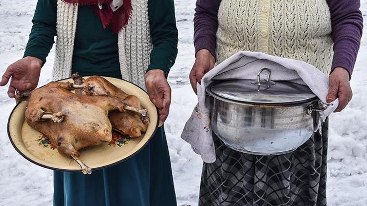2 gün tuzda bekleterek hazırlıyorlar, tandırda pişiriyorlar