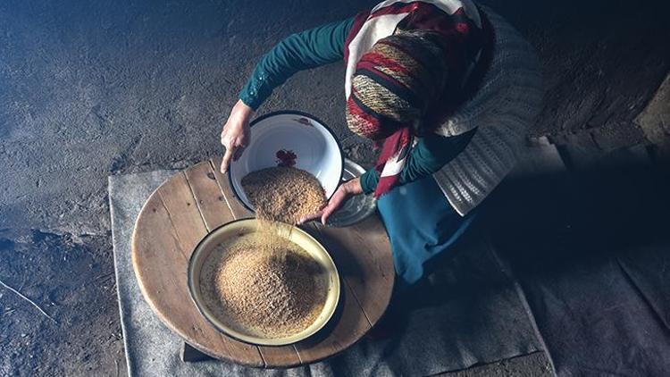 2 gün tuzda bekleterek hazırlıyorlar, tandırda pişiriyorlar