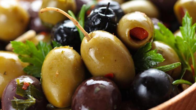 Zeytinde büyük hile Karartmak için bunları kullanıyorlar