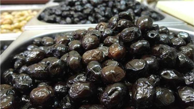 Zeytinde büyük hile Karartmak için bunları kullanıyorlar