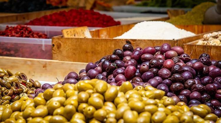 Zeytinde büyük hile Karartmak için bunları kullanıyorlar
