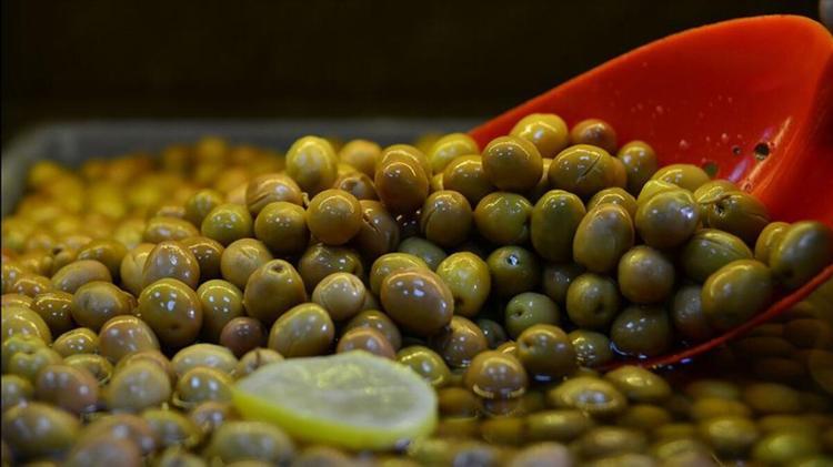 Zeytinde büyük hile Karartmak için bunları kullanıyorlar