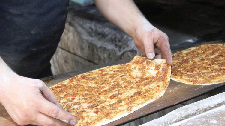 Şanlıurfanın taş fırınında pişen lezzetleri