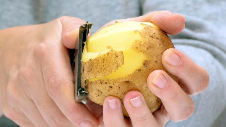 11. Hızlı patates soymak için bunu deneyin