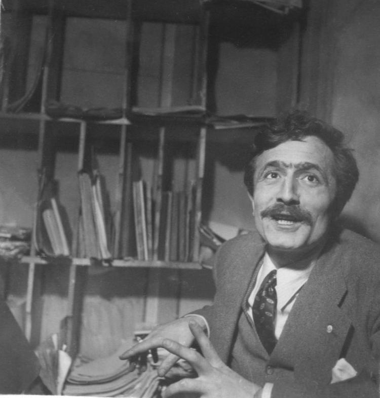 Yarışmada kendisinden şiirini kürsüde okuması istenir ve o da bu isteği kabul eder.