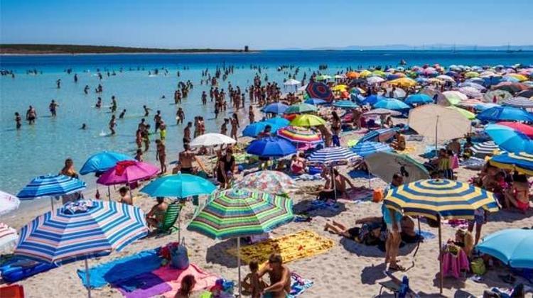 La Pelosa Plajının kum kaybından ölmemesi için havlu bile serilmeyecek